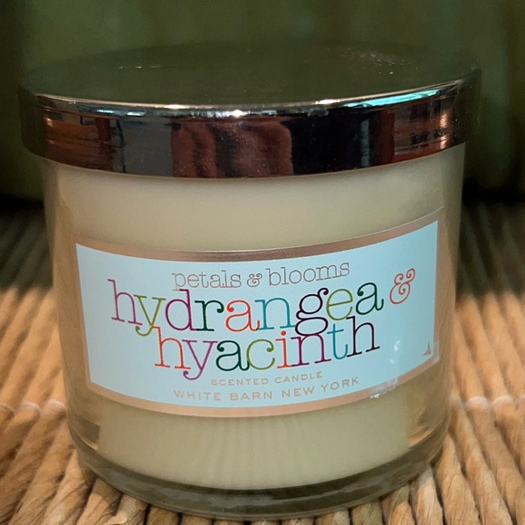 Bath & Body Works/White Barn 4oz Candle- Never Burned - Hydrangea & Hyacinth - Picture 1 of 6